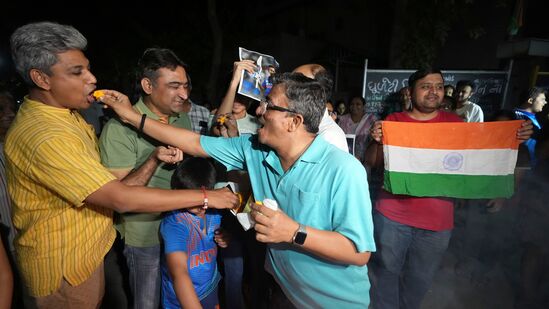 அகமதாபாத்தில், துபாயில் நடந்த ஐசிசி சாம்பியன்ஸ் டிராபியை இந்திய அணி வென்ற பிறகு இந்திய கிரிக்கெட் ரசிகர்கள் கொண்டாடுகிறார்கள்.