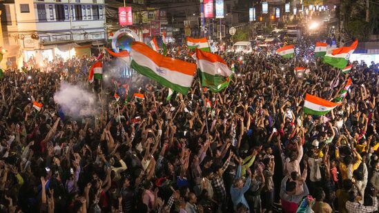 மேற்கு வங்காளத்தின் பர்தமனில், ஐசிசி சாம்பியன்ஸ் டிராபி 2025 இறுதிப் போட்டியில் இந்தியா வென்ற பிறகு கிரிக்கெட் ரசிகர்கள் கொண்டாடுகிறார்கள்.