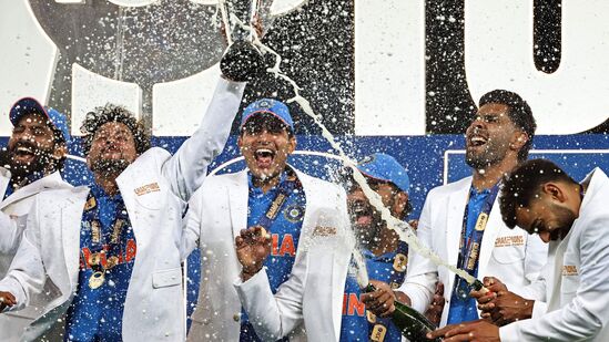 ஐசிசி சாம்பியன்ஸ் டிராபி கோப்பையை வென்ற பின், மேடையில் &nbsp;உற்சாகத்தை வெளிப்படுத்திய இந்திய கிரிக்கெட் அணியினர்