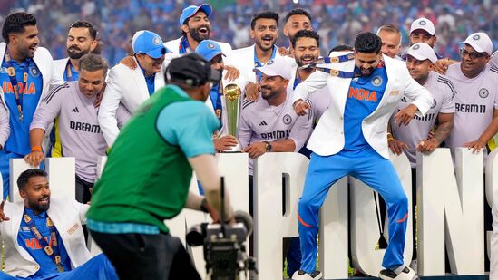 வெற்றிக் கோப்பையை இந்திய அணியினர் ஏந்தி நின்ற போது, ஆட்டம் போட்டு மகிழ்ச்சியை வெளிப்படுத்திய இந்திய அணியின் ஷ்ரேயாஸ் ஐயர்