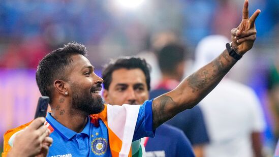 மூவர்ணக் கொடியோடு மைதானத்தில் ரசிகர்களை உற்சாகப்படுத்திய இந்திய அணியின் ஹர்திக் பாண்டியா