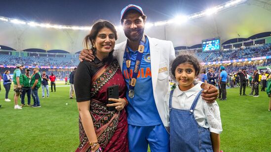 ஐசிசி சாம்பியன்ஸ் டிராபி வெற்றிக்குப் பின், மைதானத்தில் தன் மனைவி மற்றும் மகளுடன் மகிழ்ச்சியுடன் இந்திய கிரிக்கெட் வீரர் ரவீந்திர ஜடேஜா.