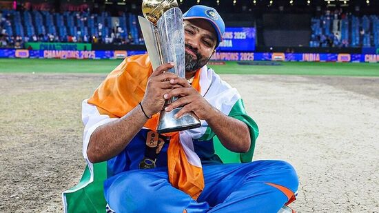 ஐசிசி சாம்பியன்ஸ் டிராபி 2025 வெற்றியாளரான பின், பிட்சில் கோப்பையுடன் அமர்ந்து மகிழ்ச்சியை வெளிப்படுத்திய இந்திய கேப்டன் ரோஹித் சர்மா.