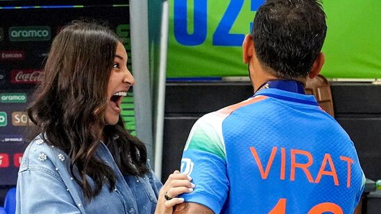 ஐசிசி சாம்பியன்ஸ் டிராபி கோப்பையை வென்ற பின், கணவர் விராட் கோலியை மகிழ்ச்சியோடு வரவேற்கும் நடிகை அனுஷ்கா கோலி.