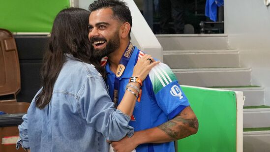 ஐசிசி சாம்பியன்ஸ் டிராபி 2025 தொடரில் சிறப்பான ஆட்டத்தை வெளிப்படுத்திய தன் கணவர் விராட் கோலியை கட்டி அணைத்து வாழ்த்து தெரிவிக்கும் மனைவி அனுஷ்கா கோலி.