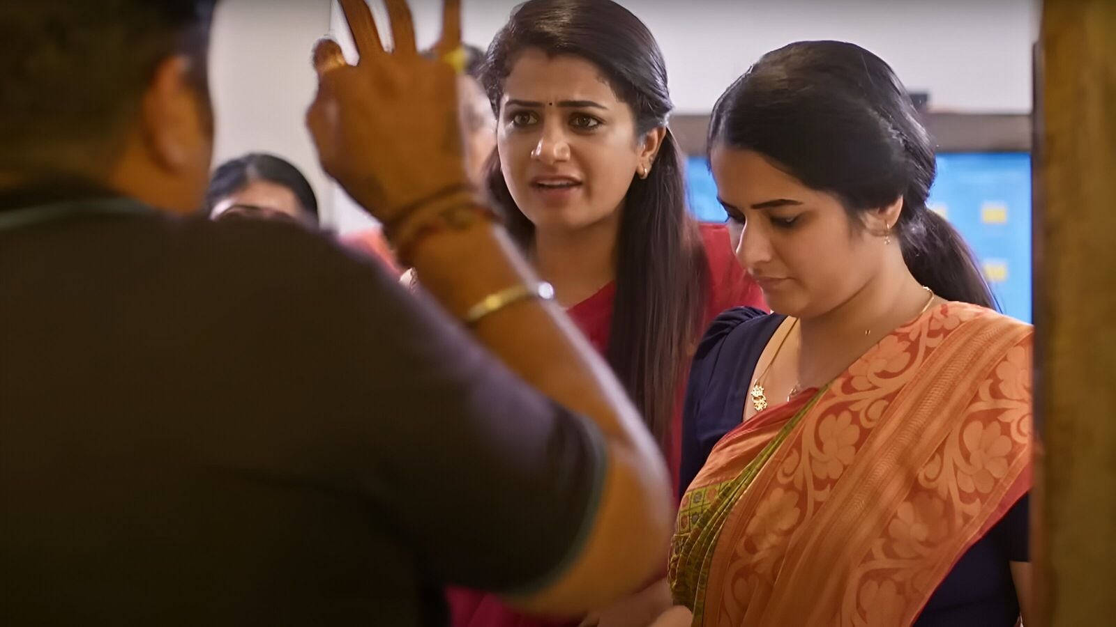 எதிர்நீச்சல் சீரியல் மார்ச் 11 எபிசோட்: ஹோட்டல் கதவைத் தட்டும் பிரச்சனை.. வாயைப் பிளந்த சக்தி.. எதிர்நீச்சல் சீரியல்