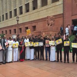 மும்மொழி கொள்கை விவகாரம்.. நாடாளுமன்ற வளாகத்தில் திமுக கூட்டணி எம்.பி.க்கள் போராட்டம்!