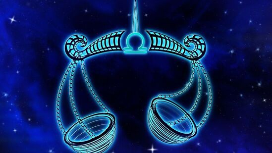 துலாம்: சில சிறப்பு வாய்ந்த நபர்களைச் சந்திக்கும் வாய்ப்பு உங்களுக்குக் கிடைக்கும். நீங்கள் எதைச் செய்தாலும், நிச்சயமாக வெற்றி பெறுவீர்கள். உங்கள் உறவினர்களுடன் எந்த ரகசியத் தகவலையும் பகிர்ந்து கொள்ளக்கூடாது. வேலை தொடர்பாக உங்கள் தந்தையிடமிருந்து சில ஆலோசனைகளைப் பெறலாம். உங்கள் பழைய பரிவர்த்தனைகள் ஏதேனும் செட்டில் செய்யப்படும்.