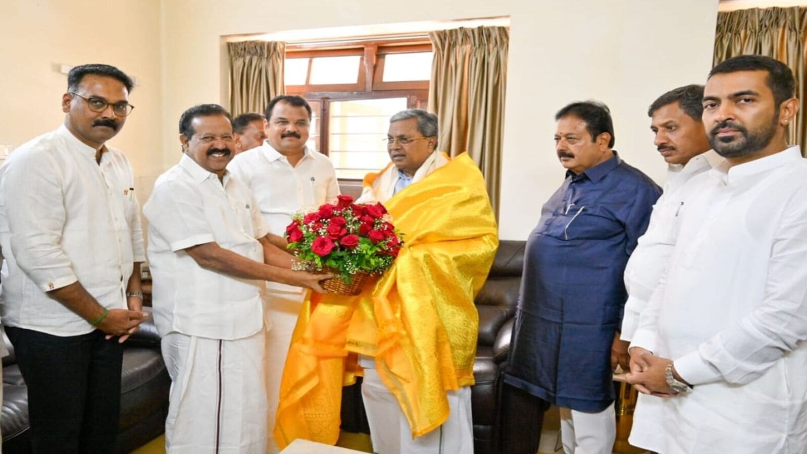 கர்நாடக முதல்வர் சித்தராமையாவை நேரில் சந்தித்து ஆலோசனை நடத்திய அமைச்சர் பொன்முடி!