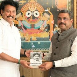 <p>புதிய கல்வி கொள்கை தொடர்பாக, திமுக எம்.பி.,களும், தமிழக பள்ளிக் கல்வித் துறை அமைச்சர் அன்பில் மகேஷ் முன்வைத்து வரும் வாதங்களை கேள்வி எழுப்பியுள்ளார், பிரபல ஊடகவியலாளரான சவுக்கு சங்கம்.</p>