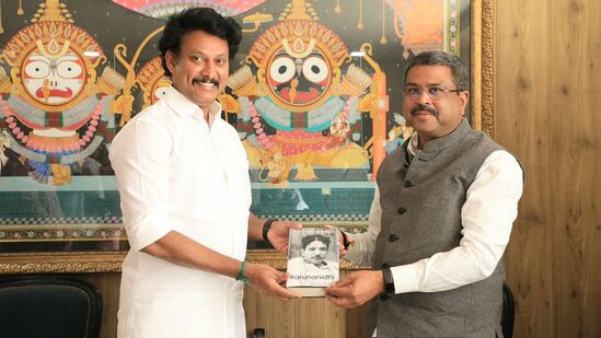 இந்த சந்திப்பின் போது என்ன பேசினீர்கள் என்று பள்ளிக் கல்வித்துறை அமைச்சர் அன்பில் மகேஷிடம் எக்ஸ் பக்கத்தில் கேள்வி எழுப்பியுள்ளார் சவுக்கு சங்கர்.