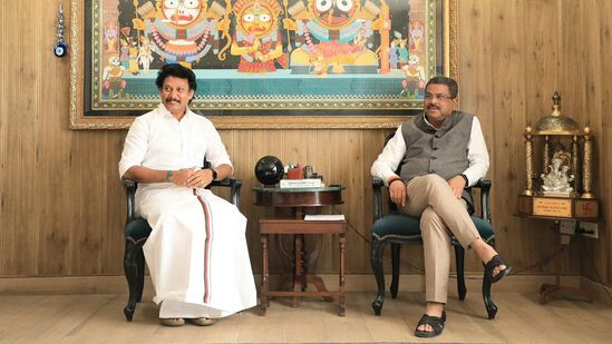 பிஎம் ஸ்ரீ பள்ளிகள் தொடர்பாக மத்திய கல்வித்துறை அமைச்சர் தர்மேந்திர பிரதான் மற்றும் மாநில பள்ளிக் கல்வித்துறை அமைச்சர் அன்பில் மகேஷ் சந்திப்பில் நடந்தது என்ன என்று, சவுக்கு சங்கர் கேள்வி எழுப்பியுள்ளார்.