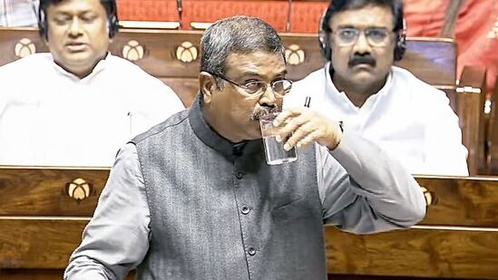 நாடாளுமன்றத்தில் பேசிய மத்திய கல்வித்துறை அமைச்சர் தர்மேந்திர பிரதான், தேசிய கல்விக் கொள்கையில் திமுக அரசியல் செய்வதாக குற்றம்சாட்டியிருந்தார்.&nbsp;