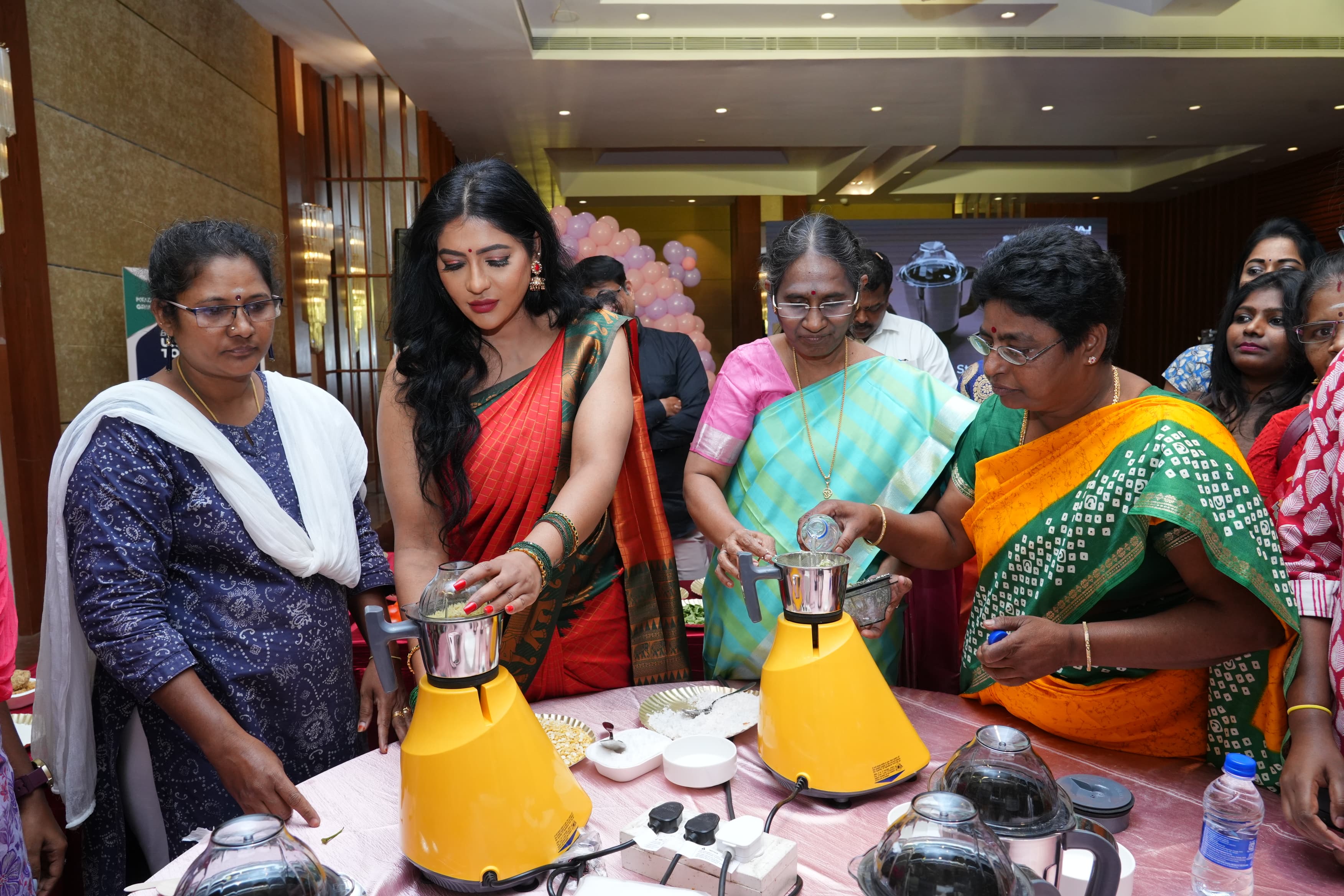 பெண்களுடன் ரேஷ்மா 