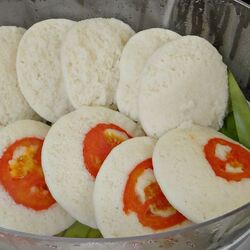 <p>பலருக்கு சரியான இட்லி தயாரிக்கும் கலை தெரியாது. வீட்டில் இட்லி தயாரிக்கும்போது, அவர்களுக்கு சரியான விகிதாச்சாரம் தெரியாது. இட்லி மிகவும் கடினமாகவோ அல்லது மிகவும் ஈரமாகவோ தயாரிக்கப்படுகிறது. நீங்கள் இட்லி செய்யும் கலையில் தேர்ச்சி பெற விரும்பினால், அதை மென்மையாகவும் பஞ்சுபோன்றதாகவும் மாற்ற உதவும் சில குறிப்புகள் இங்கே. இட்லியை மென்மையாக்க இங்கே ஒரு குறிப்பு உள்ளது.</p>