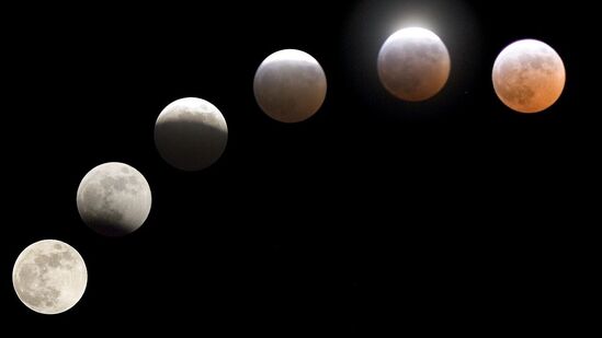 சந்திர கிரகணம் எப்போது நிகழ்கிறது: 2025 ஆம் ஆண்டின் முதல் சந்திர கிரகணம் ஹோலி நாளில் நிகழும். மத நம்பிக்கைகளின்படி, கிரகண நேரம் அமங்கலமாக கருதப்படுகிறது. கிரகணம் ஜோதிடத்தில் சிறப்பு முக்கியத்துவம் வாய்ந்தது மற்றும் மத கண்ணோட்டத்தில் கூட முக்கியமானதாக கருதப்படுகிறது. இந்த கிரகணம் முழு சந்திர கிரகணமாக இருக்கும், இதில் சந்திரன் முழுமையாக பூமியின் நிழலுக்குள் நகரும். இந்தக் காட்சி இந்தியாவின் பல பகுதிகளிலும் தெளிவாகத் தெரியும்.