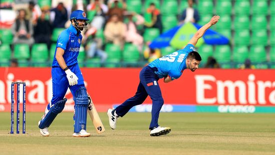 இதுகுறித்து மார்க் உட் கூறுகையில், "கடந்த ஆண்டு முதல் அனைத்து வடிவங்களிலும் இங்கிலாந்தை பிரதிநிதித்துவப்படுத்தியுள்ளேன், நீண்ட காலமாக வெளியே இருப்பதற்கு வருந்துகிறேன். ஆனால் முழங்கால் பிரச்சனையில் இருந்து மீண்டு மீண்டும் பழைய நிலைக்கு வருவேன் என்ற நம்பிக்கை உள்ளது. இந்த நேரத்தில் என் பக்கத்தில் இருந்த அறுவை சிகிச்சை நிபுணர்கள், ஊழியர்கள், அணி வீரர்கள் மற்றும் பயிற்சியாளர்களுக்கு நன்றி தெரிவிக்க விரும்புகிறேன். விரைவில் அணிக்காக பங்களிக்க முயற்சிப்பேன்" என்றார்.