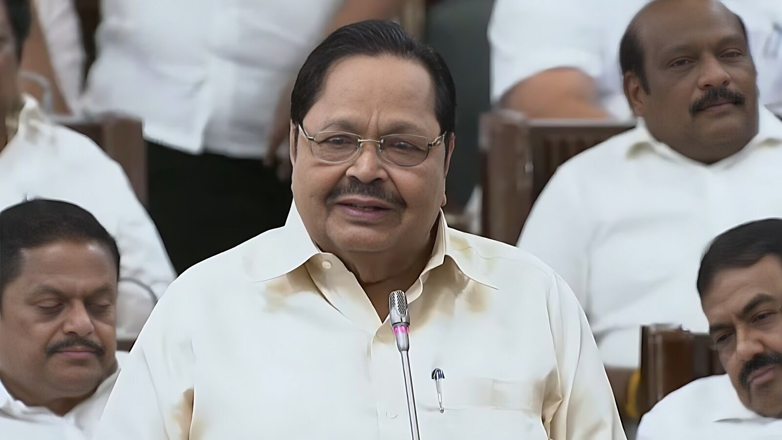 அப்பாவுக்கு எதிரான அதிமுக தீர்மானம்.. ஆதரவாக எழுந்த நின்ற துரைமுருகன், உதயநிதி - சட்டப்பேரவை எழுந்த சிரிப்பலை