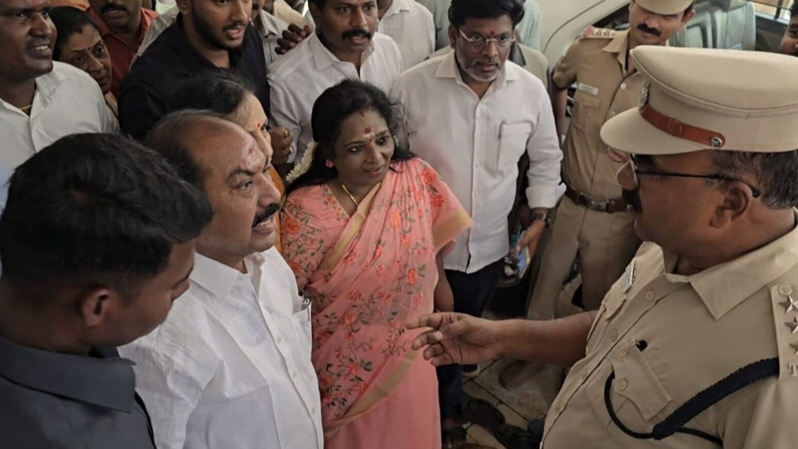 Tamilisai Arrest: டாஸ்மாக் முற்றுகை போராட்டத்திற்கு கிளம்பிய தமிழிசை.. அதிரடியாக கைது செய்த காவல் துறை!