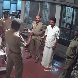 <p>வீட்டுக்காவலில் வைத்து பாஜக நிர்வாகியிடம் வீடியோ பதிவு வாங்கும் போலீசாரின் சிசிடிவி காட்சி. பாஜக தலைவர் அண்ணாமலை இந்த புகைப்படத்தை பகிர்ந்துள்ளார்</p>