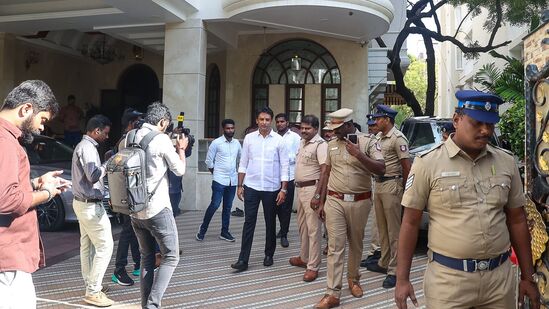 சென்னையில் பாஜக முக்கிய நிர்வாகியான, வினோஜ் பி செல்வத்தை கைது செய்த போலீசார், அவரை பலத்த பாதுகாப்புடன் அழைத்துச் சென்றனர்.