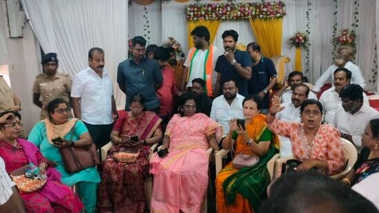 டாஸ்மாக் ஊழலுக்கு எதிரான போராட்டத்தில் பங்கேற்க வந்த முன்னாள் ஆளுநரும், முன்னாள் பாஜக தலைவருமான தமிழிசை செளந்தர்ராஜன், கைது செய்யப்பட்டு, மண்டபத்தில் வைக்கப்பட்டார்.