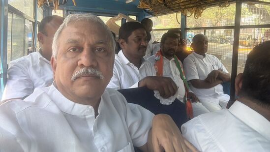பாஜக மூத்த தலைவர் நாராயணன் திருப்பதி கைது செய்யப்பட்டு, சக பாஜகவினருடன் வாகனத்தில் அழைத்துச் செல்லப்பட்டார்