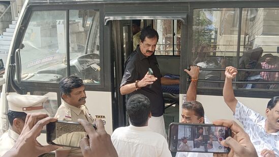 பாஜக மாநில துணைத்தலைவர் எம் சக்கரவர்த்தியை சென்னை டி கே மன்றம் ரவுண்டானா அருகில் கைது செய்த போலீசார், அவரை வாகனத்தில் அழைத்துச் சென்றனர்.