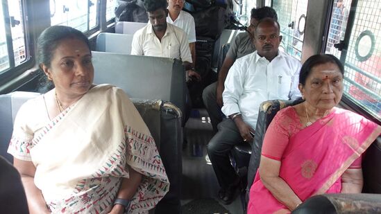 டாஸ்மாக் ஊழலுக்கு எதிராக போராட்டத்தில் பங்கேற்க முயன்ற, பாஜக சட்டமன்ற உறுப்பினர்கள் வானதி சீனிவாசன் மற்றும் சரஸ்வதி ஆகியோர் கைது செய்யப்பட்டு போலீஸ் வாகனத்தில் அழைத்துச் செல்லப்பட்டனர்
