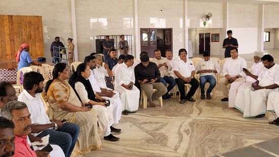 கருப்பு சட்டை அணிந்து டாஸ்மாக் ஊழலுக்கு எதிரான போராட்டத்தில் பங்கேற்க முயன்ற பாஜக மாநில தலைவர் அண்ணாமலை உள்ளிட்ட பாஜகவினர் கைது செய்யப்பட்டு, மண்டபத்தில் அடைத்து வைக்கப்பட்டனர்.