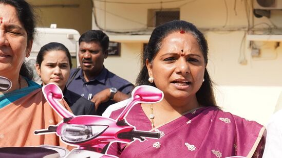 பி.ஆர்.எஸ் எம்.எல்.சி.க்கள் காங்கிரஸ் கட்சி தனது வாக்குறுதியை மீறிவிட்டதாக விமர்சித்தனர். மாணவிகள் உள்பட சமூகத்தின் அனைத்து பிரிவினரையும் ஏமாற்றுவதாக அவர்கள் குற்றம் சாட்டினர்.