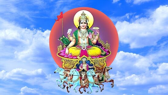 சூரிய பகவான் சுய உணர்வு மற்றும் தனித்துவத்தை நிர்வகிக்கக்கூடிய கிரகமாக விளங்கி வருகின்றார். சூரிய பகவான் உடல் ஆரோக்கியம், உயிர் சக்தி மற்றும் ஆற்றல் உள்ளிட்டவற்றை குறிக்கின்றார். கிரகங்களின் இடமாற்றமானது 12 ராசிகளின் வாழ்க்கையிலும் கலவையான பலன்களை கொடுக்கும் என ஜோதிட சாஸ்திரம் கூறுகிறது.&nbsp;