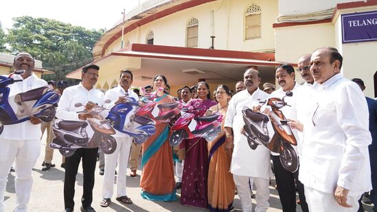 நாட்டில் பல கட்சிகள் வாக்குறுதிகளை வழங்குகின்றன, ஆனால் சொல்லப்படாத வாக்குறுதிகளைக் கூட நிறைவேற்றிய கட்சி பி.ஆர்.எஸ்., கட்சி.. அளித்த வாக்குறுதிகளை நிறைவேற்றாவிட்டால், பொதுமக்களின் கோபத்தை எதிர்கொள்ள நேரிடும் என்று எம்.எல்.சி.க்கள் கருத்து தெரிவித்தனர். முந்தைய சந்திசேகர் ராவ் அரசாங்கம் பல பிரச்சினைகளைத் தீர்த்துள்ளது, தெலங்கானா மீண்டும் பிரச்சினைகளின் மையமாக மாறும்.&nbsp;