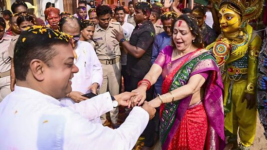 Actress Hema Malini: நடிகை ஹேமா மாலினி மீது புகார்.. கோவிலுக்குள் நுழைந்தது குற்றமா? Actress Hema Malini: நடிகை ஹேமா மாலினி மீது புகார்.. கோவிலுக்குள் நுழைந்தது குற்றமா?