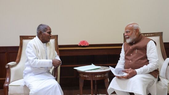 Ilaiyaraaja: ‘நானும் மோடியும் நிறைய விஷயங்கள் பேசினோம்.. அவருடைய பாராட்டிற்கு தலைவணங்குகிறேன்’ - இளையராஜா பதிவு! Ilaiyaraaja: ‘நானும் மோடியும் நிறைய விஷயங்கள் பேசினோம்.. அவருடைய பாராட்டிற்கு தலைவணங்குகிறேன்’ - இளையராஜா பதிவு!