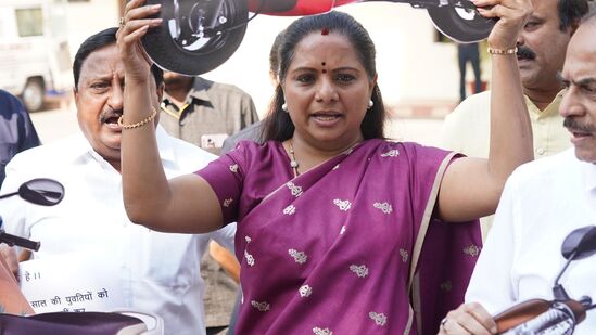 தெலுங்கானாவில் மாணவிகளுக்கு மின்சார ஸ்கூட்டர் வழங்கப்படும் என்று காங்கிரஸ் உறுதி அளித்திருந்தது.&nbsp;