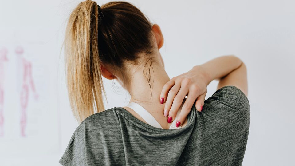 உங்கள் முதுகுவலி மோசமடைகிறதா?  எச்சரிக்கை அறிகுறிகளை விளக்கும் மருத்துவர்! விழிப்போடு இருங்கள்!