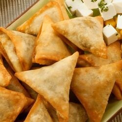 <div><p>ஊட்டச்சத்து நிறைந்த உணவுகளை உண்பது பலருக்கும் நன்மை தரும். சிறுதானியங்கள் அதில் பிரதானமானவை. சோளம் அதில் முக்கியமானவை. சோளத்தில் நார்ச்சத்து, தியாமின், ரைபோஃப்ளேவின், வைட்டமின் பி 6 மற்றும் பிற முக்கிய தாதுக்கள் உள்ளன.</p></div><div><p>சோளம் ரத்த சர்க்கரை அளவை சமப்படுத்தவும்; கொழுப்பைக் கட்டுக்குள் வைத்திருக்கவும் உதவும். சோளத்தில் ரொட்டி, உப்புமா, சாலட், சூப், கஞ்சி உள்ளிட்டப் பல்வேறு உணவுகள் உள்ளன.</p></div><div><p>சோளத்தில் ஃபிளாவனாய்டுகள் போன்ற ஆன்டிஆக்ஸிடன்ட்கள் நம் உடலில் வீக்கத்தைக் குறைக்க உதவுகின்றன. சோளத்தில் இருந்து சமைக்கப் பயன்படும் முக்கிய உணவுகள் குறித்துக் காண்போம். அதில் ஒரு பகுதியாக சோளத்தில் செய்யப்படும் சமோசா பற்றி பார்ப்போம்.</p></div><div><h2>சோளம் சமோசா:</h2><h2>தேவையான பொருட்கள்:</h2><p>சோள மாவு - 1 கப்;</p><p>மைதா மாவு - 1 கப்;</p><p>உருளைக்கிழங்கு - 1 கப்;</p><p>வேகவைத்த பட்டாணி - 1 கப்;</p><p>வெங்காயம், பச்சை மிளகாய் - 1;</p><p>கறிவேப்பிலை - தேவையான அளவு</p></div>