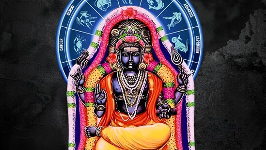 இந்த 2025 ஆம் ஆண்டு குருபகவான் தனது இடத்தை மாற்றுகின்றார். குருபகவான் ஒரு ராசியில் உச்சம் பெற்றால் அவர்களுக்கு அனைத்து யோகங்களும் கிடைக்கும் என ஜோதிட சாஸ்திரம் கூறுகிறது. அந்த வகையில் குரு பகவான் இந்த 2025 ஆம் ஆண்டு மே மாதம் 14ஆம் தேதி அன்று மிதுன ராசிக்கு செல்கிறார். அதற்கு பிறகு ஒரு ஆண்டு காலம் குரு பகவானின் ஆசிர்வாதம் அனைத்து ராசிகளுக்கும் இருக்கும் என ஜோதிட சாஸ்திரம் கூறுகிறது. 