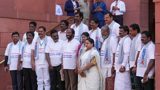 நாடாளுமன்ற நுழைவுப் பகுதி அருகே எதிர்ப்பு வாசக டீசர்ட் அணிந்து, மத்திய அரசுக்கு எதிர்ப்பு தெரிவித்த திமுக மற்றும் அதன் கூட்டணி கட்சி எம்.பி.,கள்