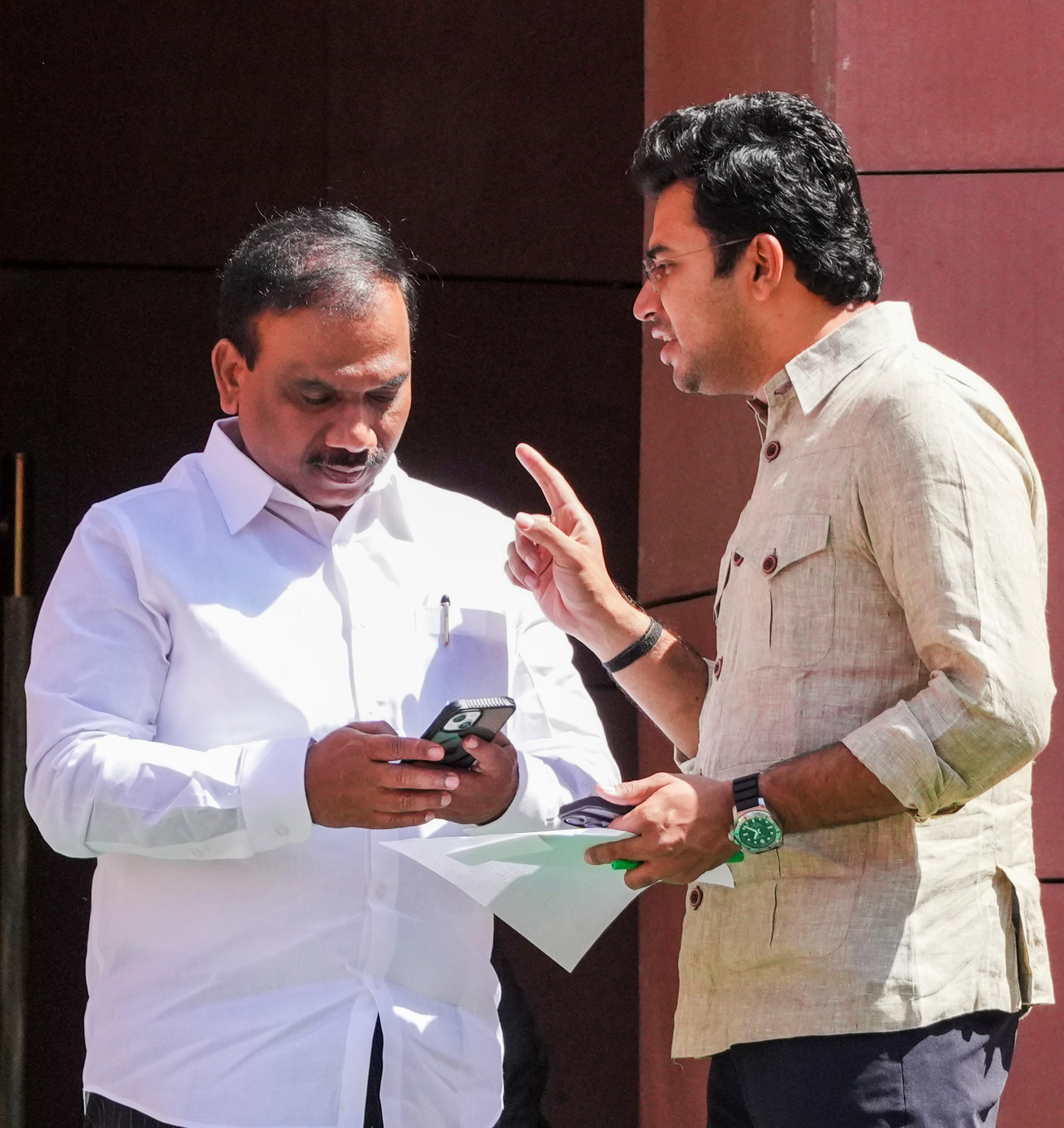 நாடாளுமன்ற பட்ஜெட் கூட்டத் தொடரின் இடையே வளாகத்தில் திமுக எம்.பி. ஆ.ராசாவிடம் நீண்ட நேரம் பேசிய பாஜக எம்.பி., தேஜஸ்வி சூர்யா