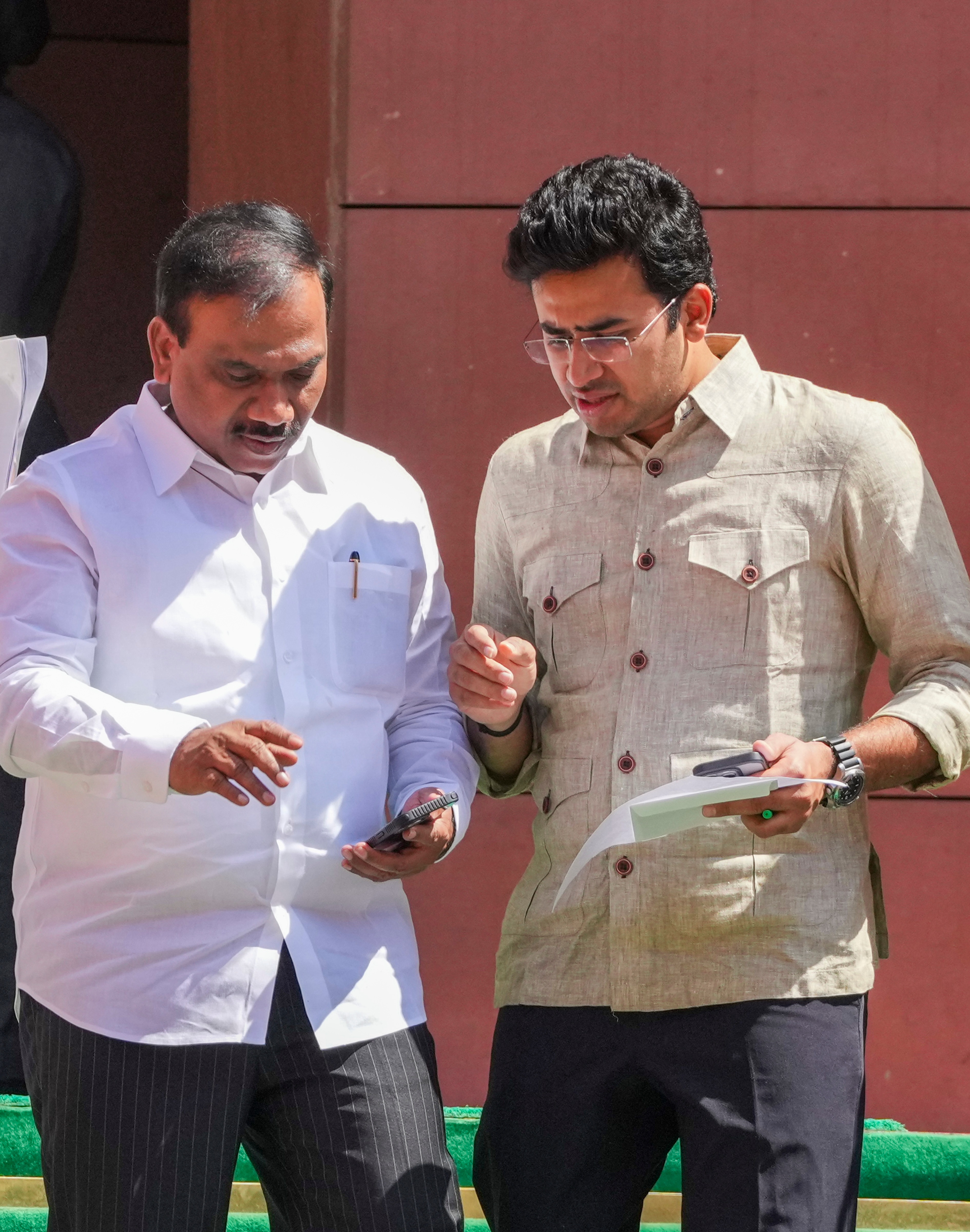 தொலைபேசியில் உள்ள தகவல் குறித்து நீண்ட நேரம் ஆலோசித்த திமுக எம்.பி., ஆ ராசா மற்றும் பாஜக எம்.பி., தேஜஸ்வி சூர்யா