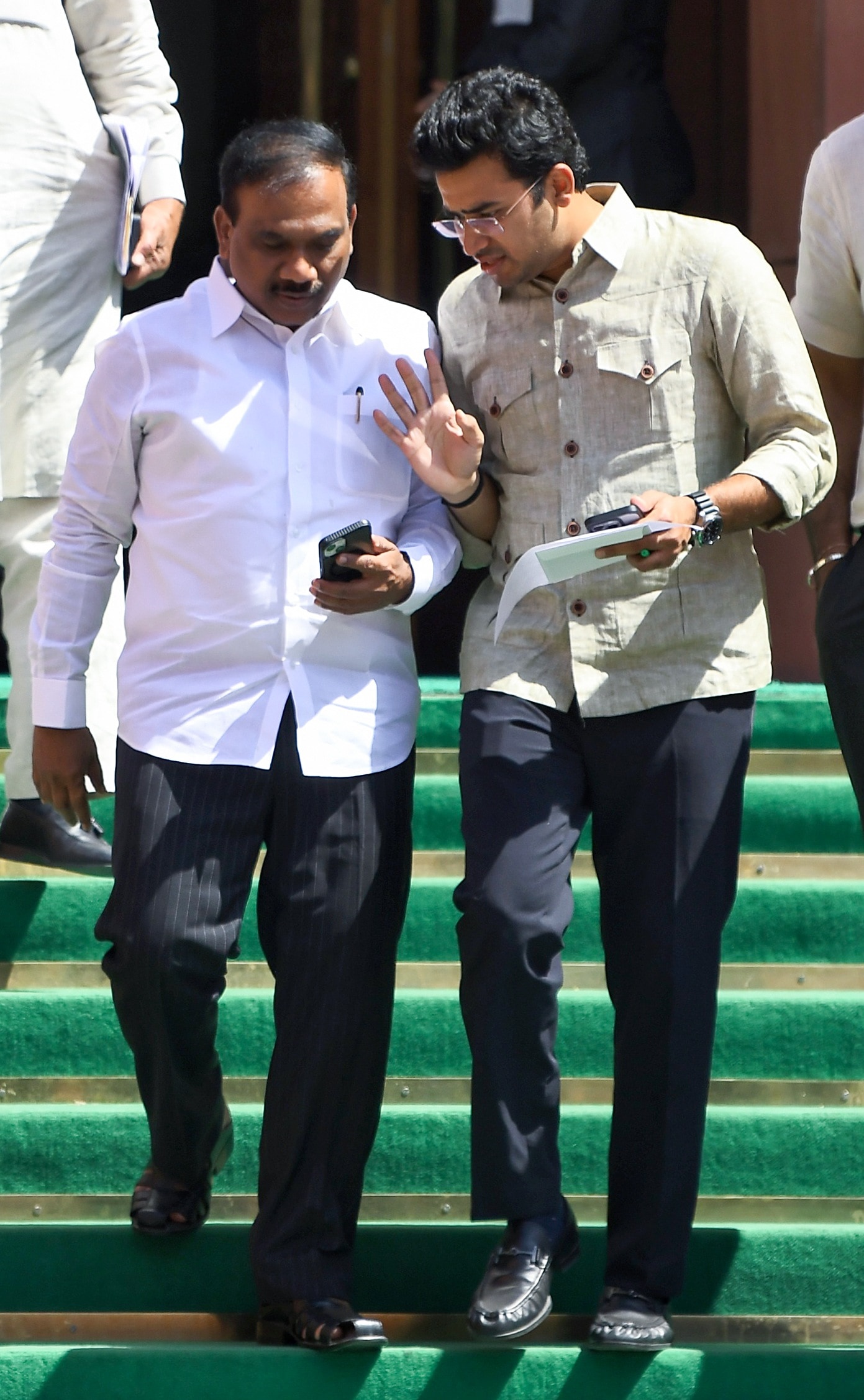 திமுக எம்.பி., ஆ ராசாவிடம் நீண்ட நேர உரையாடல் நடத்திய கர்நாடக பாஜக எம்.பி., தேஜஸ்வி சூர்யா.