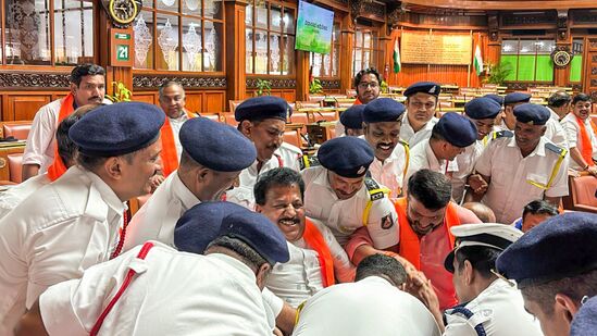 Karnataka BJP MLAs Suspended: கர்நாடகா பாஜக எம்.எல்.ஏ.,க்கள் 18 பேர் சஸ்பெண்ட்.. பின்னணியில் நடந்தது என்ன? Karnataka BJP MLAs Suspended: கர்நாடகா பாஜக எம்.எல்.ஏ.,க்கள் 18 பேர் சஸ்பெண்ட்.. பின்னணியில் நடந்தது என்ன?