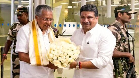 நியாயமான தொகுதி வரையறையை வலியுறுத்தி நடைபெறும் அனைத்து கட்சி முன்னெடுப்பு கூட்டத்தில் பங்கேற்க சென்னை வெந்த கேரள முதல்வர் பினராயி விஜயனை வரவேற்ற அமைச்சர் பழனிவேல் தியாகராஜன்.