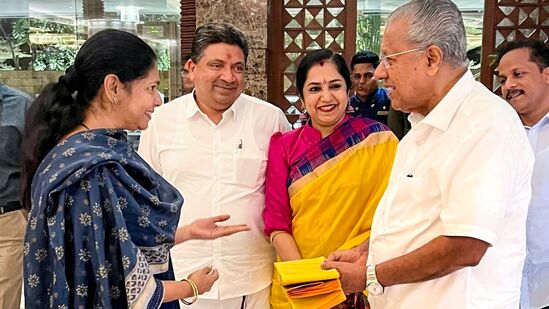 தொகுதிவரையறை முன்னெடுப்பு கூட்டத்தில் பங்கேற்க சென்னை விமான நிலையம் வந்த கேரள முதல்வர் பினராயி விஜயனை வரவேற்ற கனிமொழி எம்.பி., மற்றும் தமிழச்சி தங்கபாண்டியன் எம்.பி., மற்றும் அமைச்சர் பிடிஆர் பழனிவேல் தியாகராஜன்