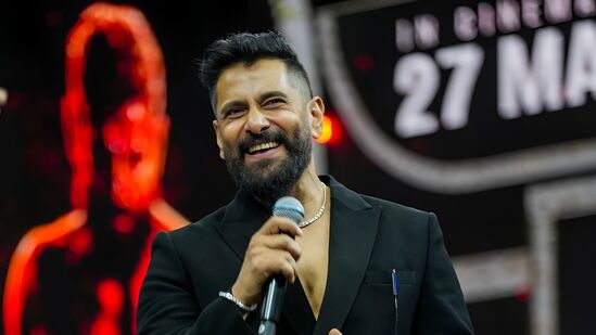 'விக்ரமின் சரித்திரம் இங்கு தான் தொடங்கியது.. தமிழ் நன்றி சொல்லும்.. '- பாடலாசிரியர் விவேக் 'விக்ரமின் சரித்திரம் இங்கு தான் தொடங்கியது.. தமிழ் நன்றி சொல்லும்.. '- பாடலாசிரியர் விவேக்