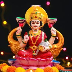 <p>செல்வத்தின் தெய்வமான லட்சுமி தேவியின் ஆசிகள் குறிப்பாக சிலருக்குக் கிடைக்கின்றன. சிலர் பிறந்து அதிர்ஷ்டசாலிகளாகி, லட்சுமி தேவியின் சிறப்பு அருளைப் பெறுகிறார்கள், இது அவர்களுக்கு ஏராளமான மகிழ்ச்சி, செழிப்பு, செல்வம் மற்றும் புகழைக் கொண்டுவருகிறது. அவர்களின் வாழ்க்கையில் ஒருபோதும் பணப் பற்றாக்குறை இருக்காது. ஜோதிடத்தின் படி, அவர்கள் நிச்சயமாக பணக்காரர்களாக மாறுவார்கள். அந்த அதிர்ஷ்ட ராசிகள் என்னவென்று தெரிந்து கொள்ளுங்கள்.</p>