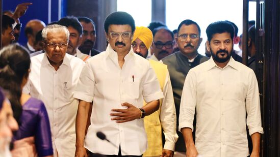 வடமாநிலங்கள் எங்களை இரண்டாம் தர குடிமக்களாக மாற்றிவிடும். உத்தரப் பிரதேசம், பீகார், மத்தியப் பிரதேசம், ராஜஸ்தான் போன்ற மாநிலங்கள் ஆதிக்கம் செலுத்துவதை எந்த வகையிலும் ஏற்க முடியாது என ரேவந்த் ரெட்டி தெரிவித்து உள்ளார்.