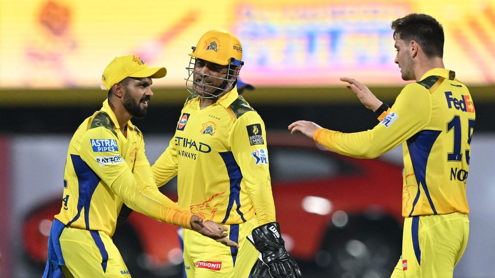 ஐபிஎல் 2025: சுழலில் வித்தை காட்டி 4 விக்கெட்டுகளை சுருட்டிய நூர் அகமது.. மும்பையை 155-இல் கட்டுப்படுத்திய சிஎஸ்கே